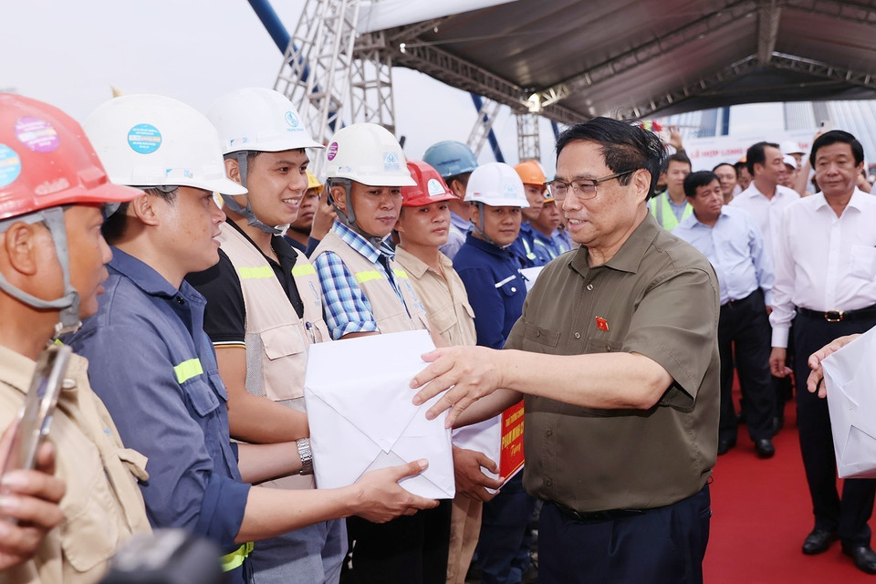 Thủ tướng Phạm Minh Chính tặng quà cho các đơn vị thi công Cầu Mỹ Thuận 2. (Ảnh: Dương Giang/TTXVN)