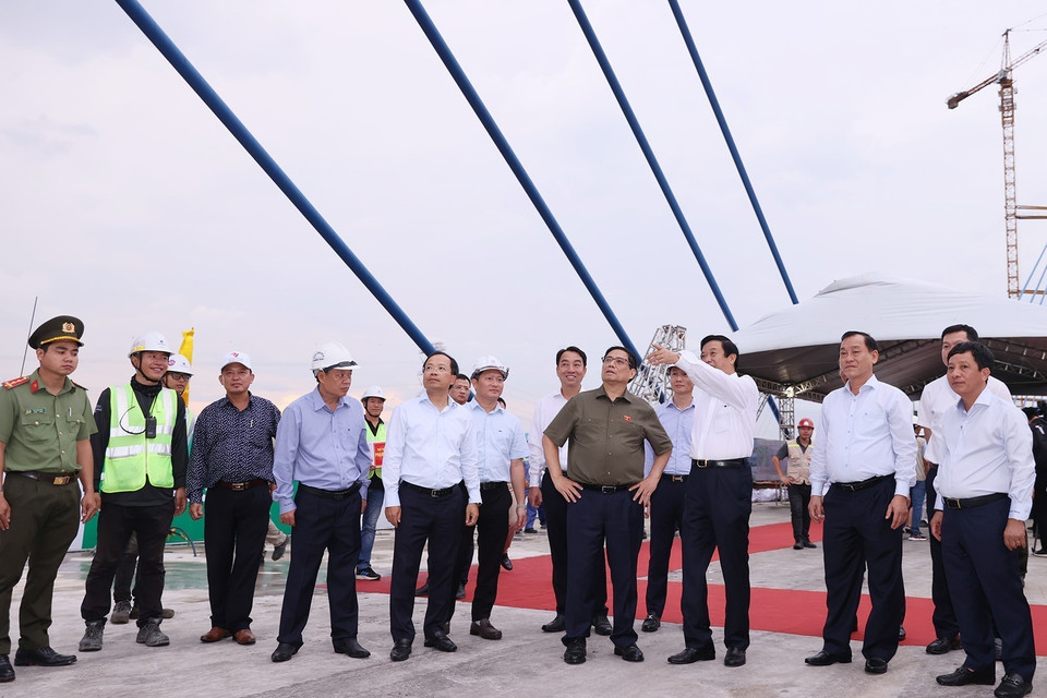 Đây là lần thứ 5 Thủ tướng Phạm Minh Chính tới kiểm tra, khảo sát, đôn đốc, thúc đẩy triển khai dự án xây dựng cầu Mỹ Thuận 2.