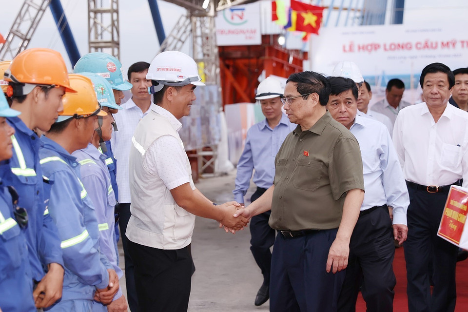 Thủ tướng Phạm Minh Chính tặng quà cho các đơn vị thi công Cầu Mỹ Thuận 2. (Ảnh: Dương Giang/TTXVN)