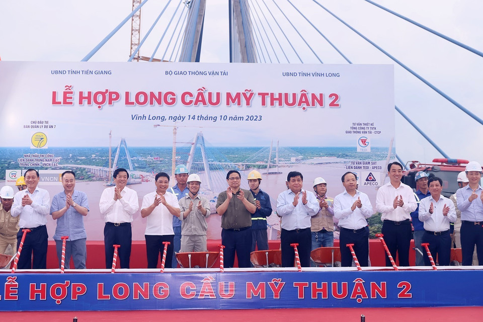 Thủ tướng Phạm Minh Chính và các đại biểu thực hiện nghi lễ hợp long Cầu Mỹ Thuận 2. (Ảnh: Dương Giang/TTXVN)