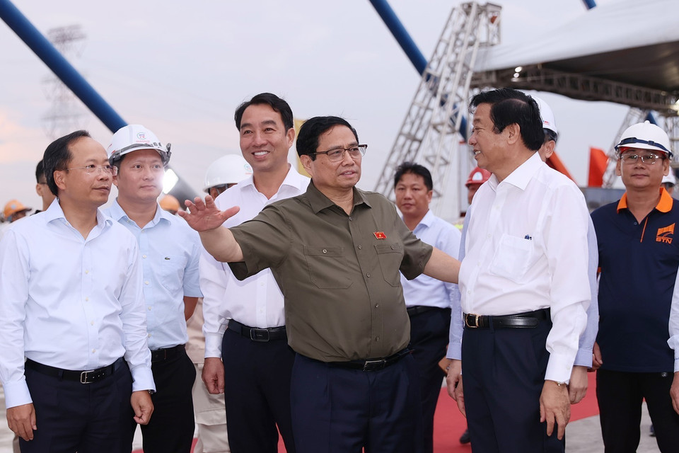 Thủ tướng Phạm Minh Chính và các đại biểu kiểm tra tiến độ thi công Cầu Mỹ Thuận 2. (Ảnh: Dương Giang/TTXVN)