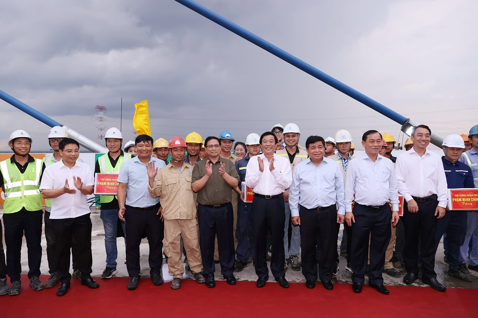 Thủ tướng Phạm Minh Chính tặng quà các đơn vị thi công Cầu Mỹ Thuận 2. (Ảnh: Dương Giang/TTXVN)