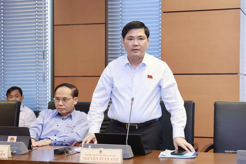 Đại biểu Quốc hội tỉnh Long An Nguyễn Tuấn Anh phát biểu ý kiến. (Ảnh: Doãn Tấn/TTXVN)