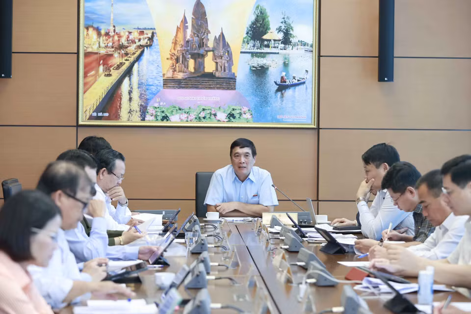 Đoàn đại biểu Quốc hội các tỉnh Quảng Trị, Phú Thọ, Bình Dương thảo luận ở tổ. (Ảnh: Doãn Tấn/TTXVN)