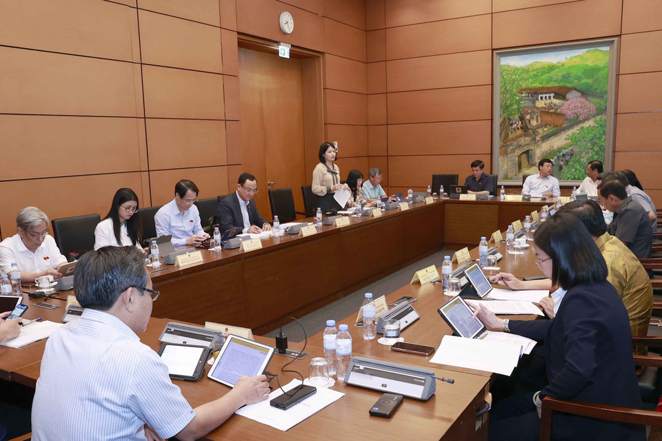 Đoàn đại biểu Quốc hội các tỉnh Bắc Giang, Gia Lai và An Giang thảo luận ở tổ. (Ảnh: Doãn Tấn/TTXVN)