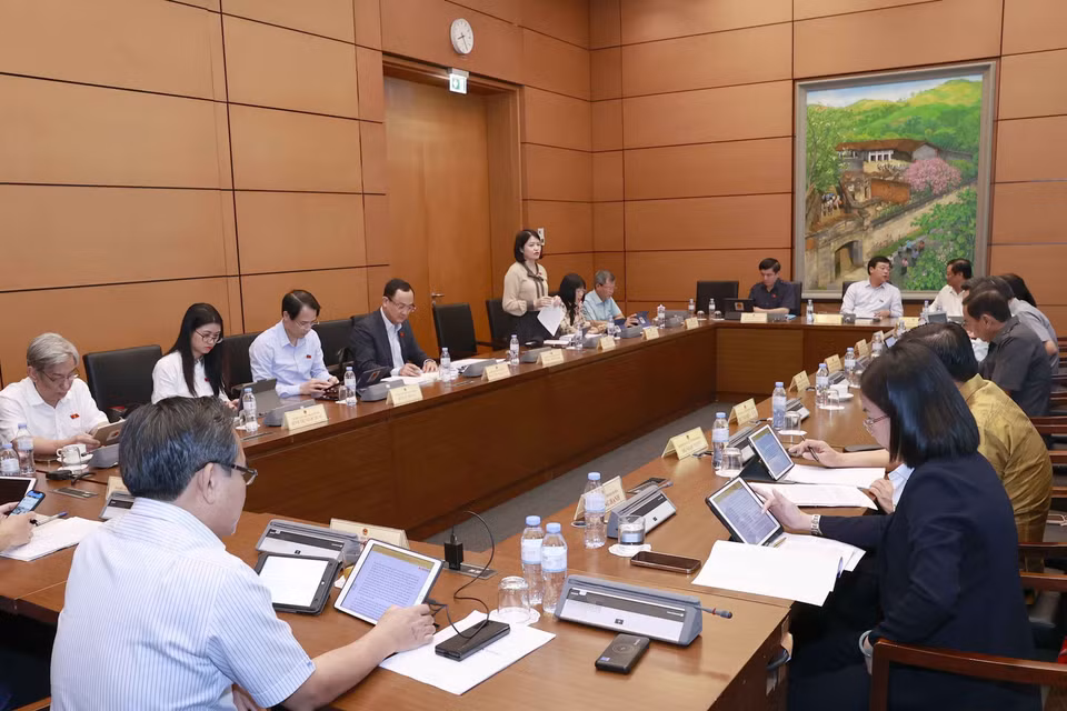 Đoàn đại biểu Quốc hội các tỉnh Bắc Giang, Gia Lai và An Giang thảo luận ở tổ. (Ảnh: Doãn Tấn/TTXVN)