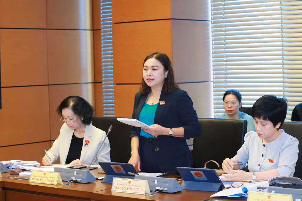 Đại biểu Quốc hội tỉnh Hòa Bình Đặng Bích Ngọc thảo luận ở tổ. (Ảnh: Phương Hoa/TTXVN)