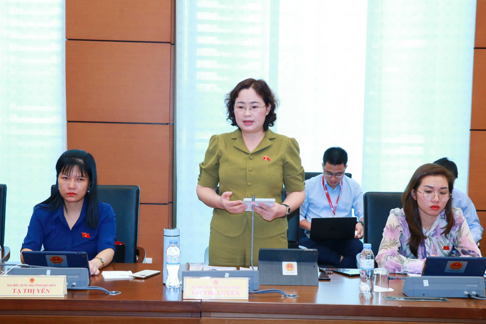 Đại biểu Quốc hội tỉnh Điện Biên Lò Thị Luyến thảo luận ở tổ. (Ảnh: Phương Hoa/TTXVN)