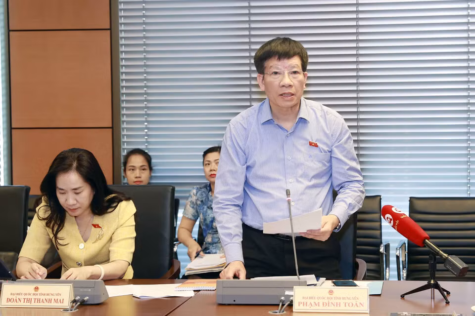 Đại biểu Quốc hội tỉnh Hưng Yên Phạm Đình Toản phát biểu ý kiến. (Ảnh: Doãn Tấn/TTXVN)