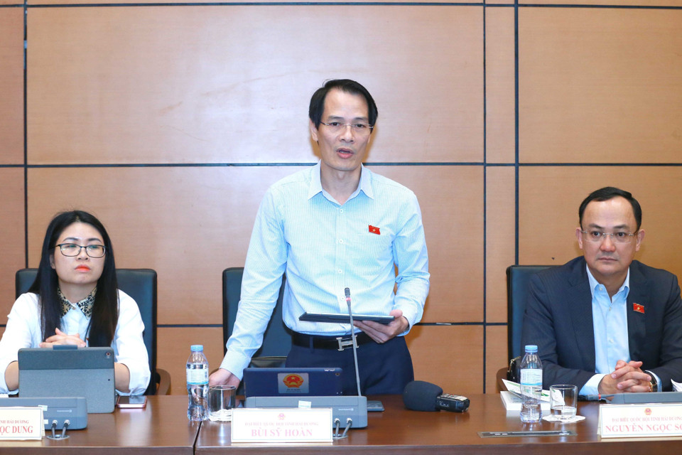 Đại biểu Quốc hội tỉnh Hải Dương Bùi Sỹ Hoàn thảo luận ở tổ. (Ảnh: Phương Hoa/TTXVN)