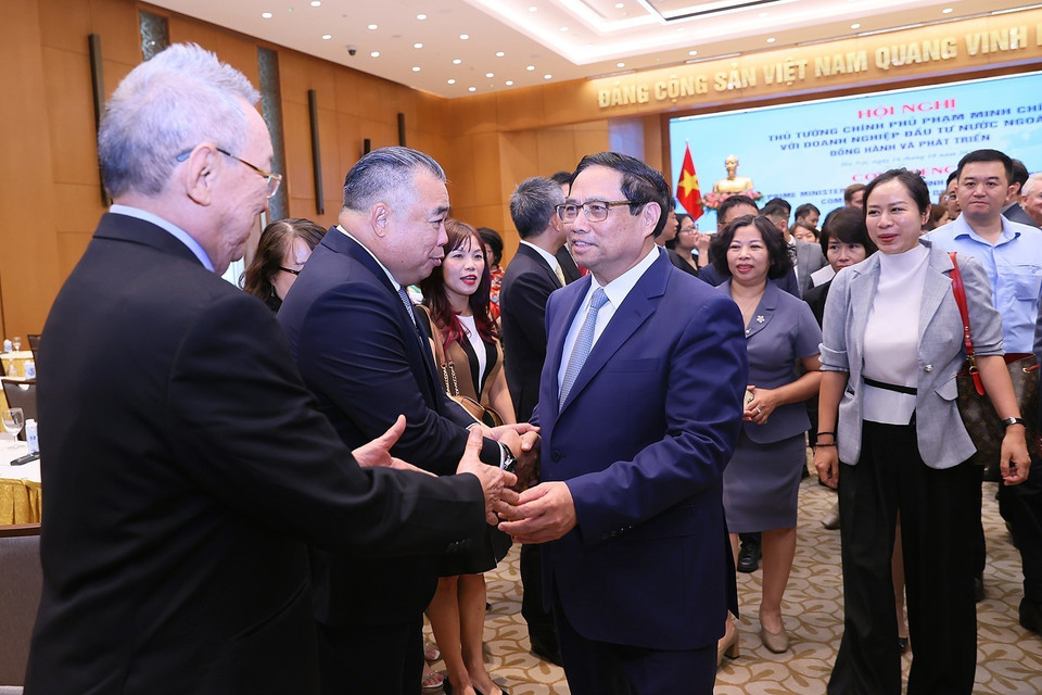 Thủ tướng Phạm Minh Chính với các doanh nghiệp đầu tư nước ngoài. (Ảnh: Dương Giang/TTXVN)