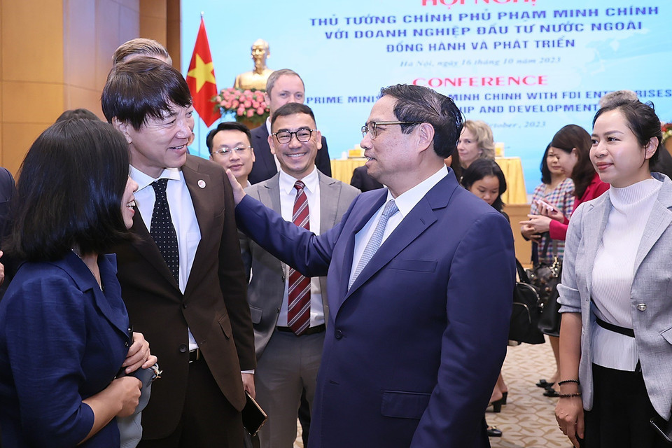 Thủ tướng Phạm Minh Chính với các doanh nghiệp đầu tư nước ngoài. (Ảnh: Dương Giang/TTXVN)