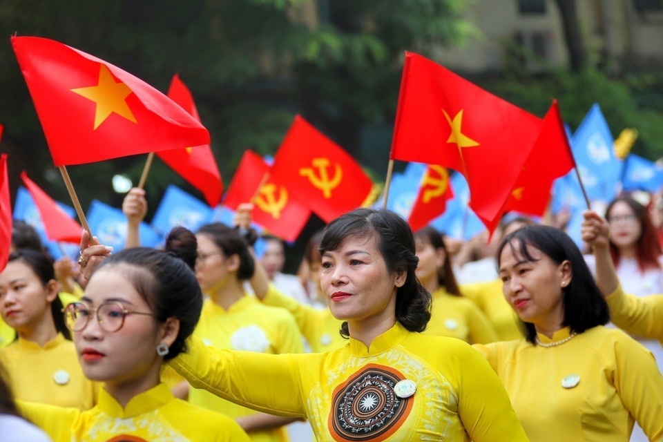 Một màn đồng diễn áo dài của phụ nữ thuộc các quận, huyện trên địa bàn Thủ đô. (Ảnh: Tuấn Đức/TTXVN)