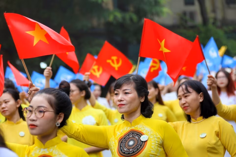 Một màn đồng diễn áo dài của phụ nữ thuộc các quận, huyện trên địa bàn Thủ đô. (Ảnh: Tuấn Đức/TTXVN) 