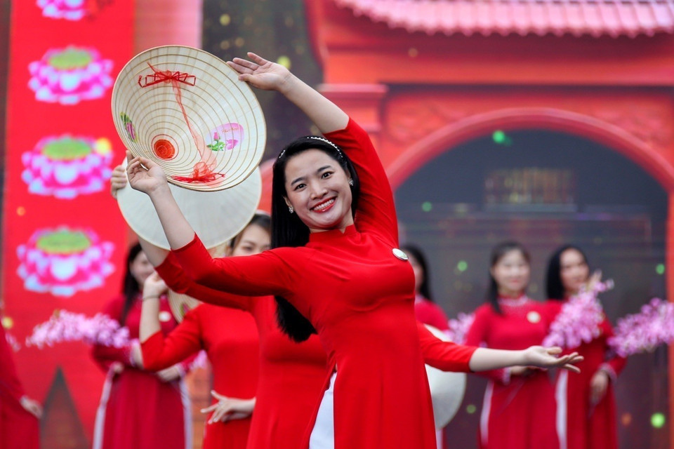 Phụ nữ thuộc các quận, huyện trên địa bàn Thủ đô trình diễn áo dài. (Ảnh: Tuấn Đức/TTXVN)