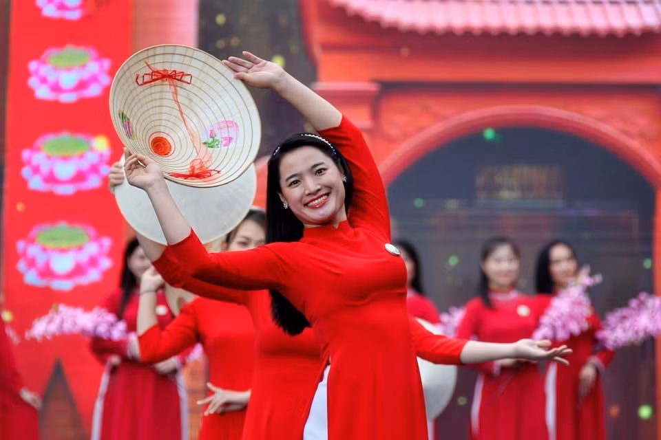 Phụ nữ thuộc các quận, huyện trên địa bàn Thủ đô trình diễn áo dài. (Ảnh: Tuấn Đức/TTXVN)
