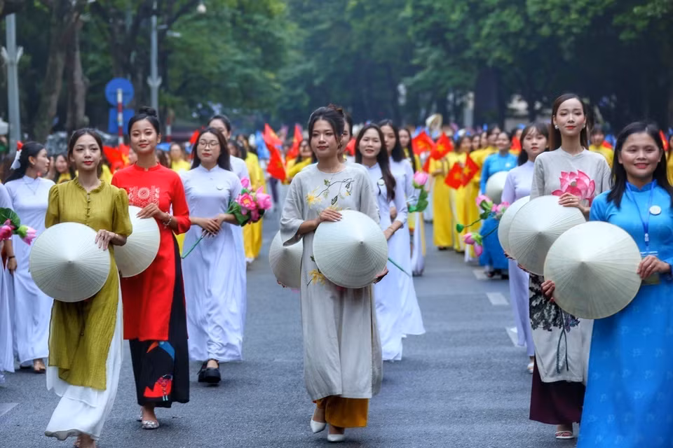 Lễ hội Áo dài Du lịch Hà Nội mở ra định hướng mới, góp phần không nhỏ để du lịch Việt Nam nói chung, Hà Nội nói riêng trở thành điểm đến yêu mến, sự lựa chọn hàng đầu của nhiều du khách trong nước và bạn bè quốc tế, là Điểm đến du lịch Thành phố hàng đầu thế giới. (Ảnh: Tuấn Đức/TTXVN)