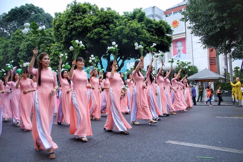 Những người tham dự diễu hành đến từ các khối, tổ chức, gia đình với nhiều lứa tuổi. (Ảnh: Tuấn Đức/TTXVN)