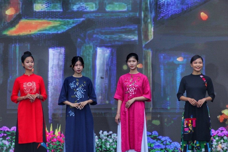 Thông qua chuỗi hoạt động này ngành du lịch Thủ đô mong muốn đưa hình ảnh Áo dài truyền thống dần trở thành “đại sứ du lịch” - một sản phẩm đặc trưng của vùng đất kinh kỳ ngàn năm văn hiến. (Ảnh: Tuấn Đức/TTXVN)