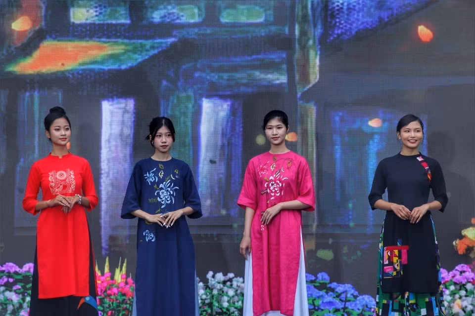 Thông qua chuỗi hoạt động này ngành du lịch Thủ đô mong muốn đưa hình ảnh Áo dài truyền thống dần trở thành “đại sứ du lịch” - một sản phẩm đặc trưng của vùng đất kinh kỳ ngàn năm văn hiến. (Ảnh: Tuấn Đức/TTXVN)