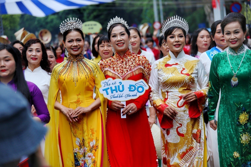 Hơn 600 phụ nữ tham gia diễu hành trên khu vực phố đi bộ hồ Hoàn Kiếm. (Ảnh: Tuấn Đức/TTXVN)