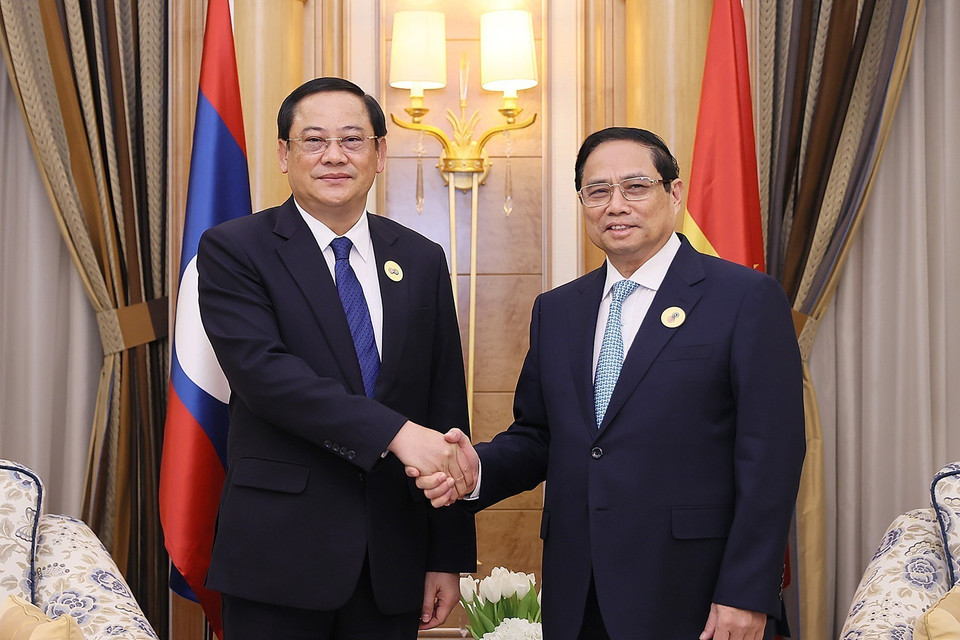 Thủ tướng Phạm Minh Chính gặp Thủ tướng Lào Sonexay Siphandone. (Ảnh: Dương Giang/TTXVN)