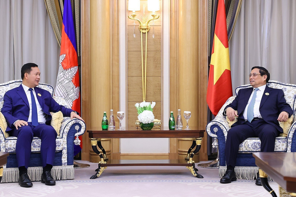 Thủ tướng Phạm Minh Chính gặp Thủ tướng Campuchia Hun Manet. (Ảnh: Dương Giang/TTXVN)