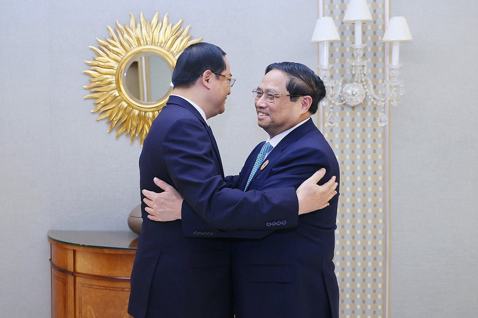 Thủ tướng Phạm Minh Chính gặp Thủ tướng Lào Sonexay Siphandone. (Ảnh: Dương Giang/TTXVN)