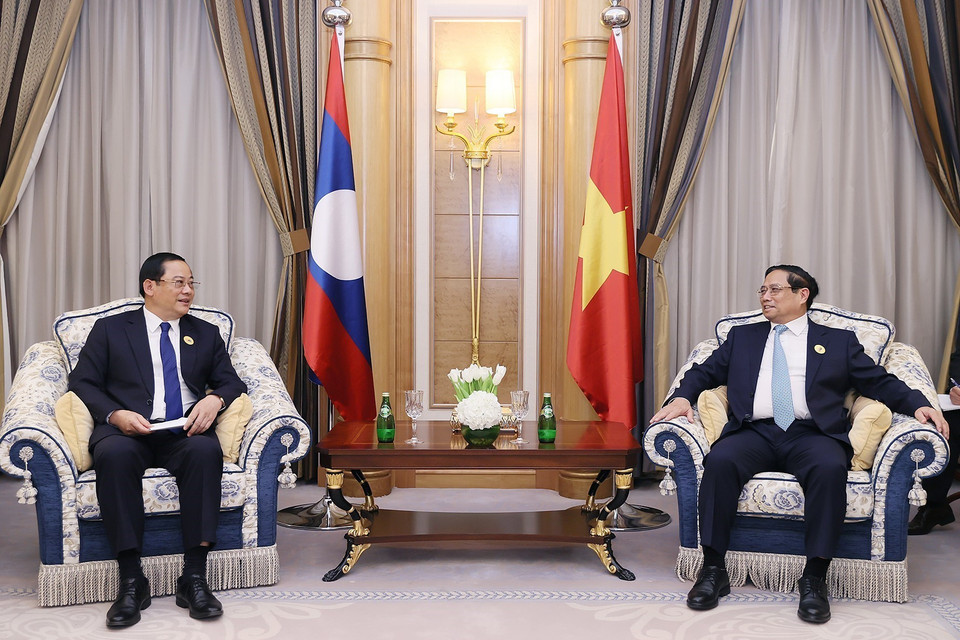 Thủ tướng Phạm Minh Chính gặp Thủ tướng Lào Sonexay Siphandone. (Ảnh: Dương Giang/TTXVN)