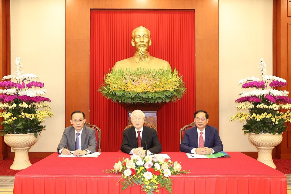 Tổng Bí thư Nguyễn Phú Trọng, Trưởng Ban Đối ngoại Trung ương Lê Hoài Trung và Bộ trưởng Ngoại giao Bùi Thanh Sơn tại cuộc điện đàm với Tổng thống Pháp Emmanuel Macron. (Ảnh: Trí Dũng/TTXVN)