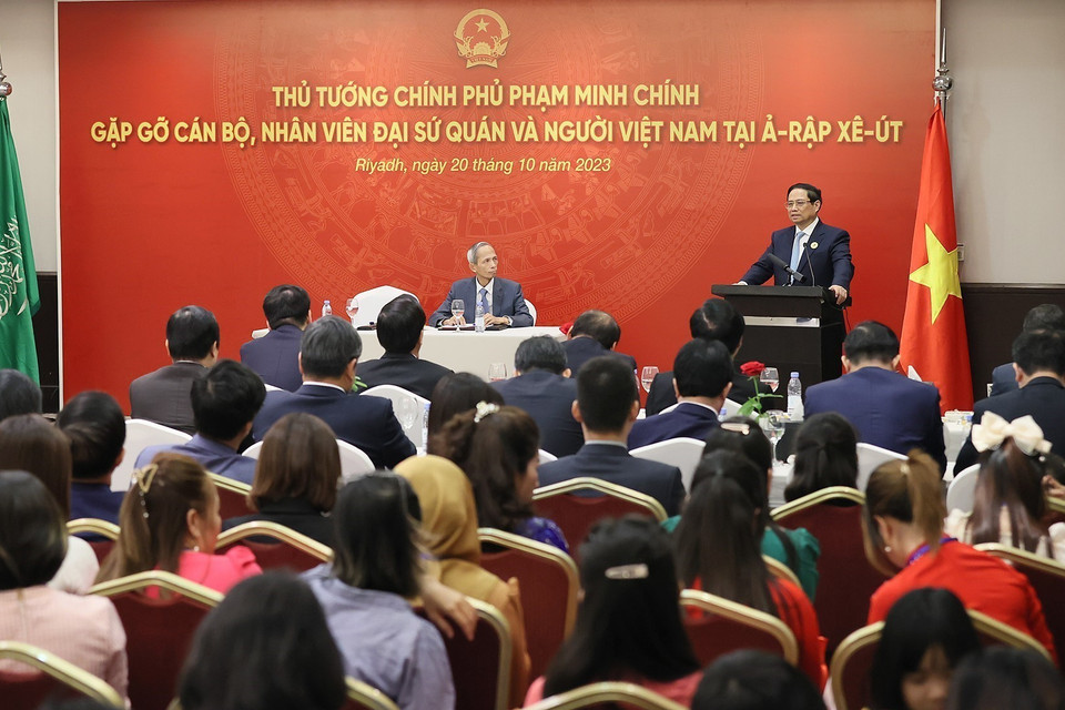 Quang cảnh buổi buổi gặp gỡ giữa Thủ tướng Phạm Minh Chính và cán bộ, nhân viên Đại sứ quán và cộng đồng người Việt Nam tại Saudi Arabia. (Ảnh: Dương Giang/TTXVN)