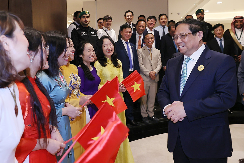 Thủ tướng Phạm Minh Chính trò chuyện với cán bộ, nhân viên Đại sứ quán và đại diện cộng đồng người Việt Nam tại Saudi Arabia. (Ảnh: Dương Giang/TTXVN)