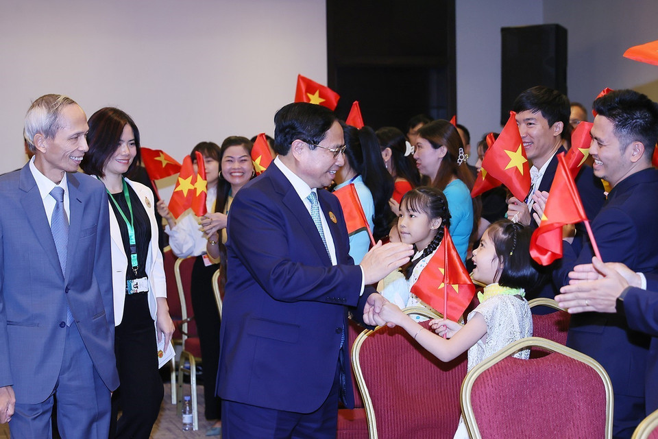 Thủ tướng Phạm Minh Chính với các cháu nhỏ, cán bộ, nhân viên Đại sứ quán và đại diện cộng đồng người Việt Nam tại Saudi Arabia. (Ảnh: Dương Giang/TTXVN)