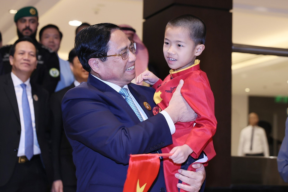 Thủ tướng Phạm Minh Chính với thiếu nhi Việt Nam sinh sống tại Saudi Arabia. (Ảnh: Dương Giang/TTXVN)