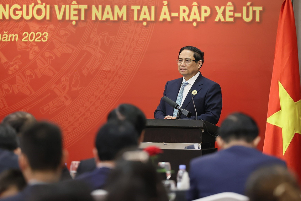 Thủ tướng Phạm Minh Chính phát biểu tại buổi gặp gỡ cán bộ, nhân viên Đại sứ quán và cộng đồng người Việt Nam tại Saudi Arabia. (Ảnh: Dương Giang/TTXVN)