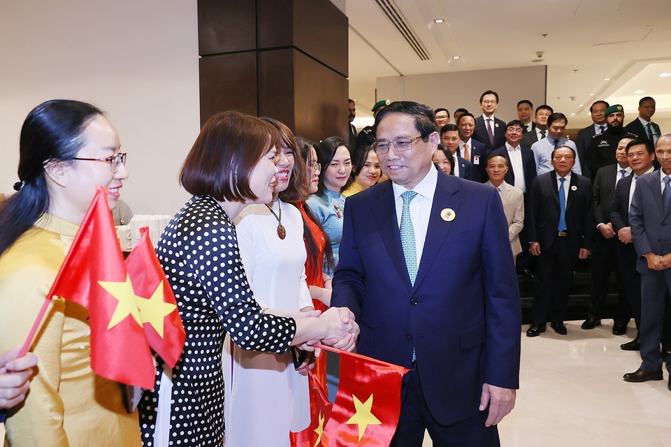 Thủ tướng Phạm Minh Chính gặp cán bộ, nhân viên Đại sứ quán và cộng đồng người Việt Nam tại Saudi Arabia. (Ảnh: Dương Giang/TTXVN)