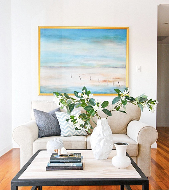 Nhà thiết kế Anna Williams đã sử dụng một bình hoa phong cách đương đại trong một phòng khách truyền thống để tạo sự bất ngờ. Màu gốm đơn sắc đã giúp cho các đường vân trở nên nổi bật. (Ảnh: UMA/Vietnam+)