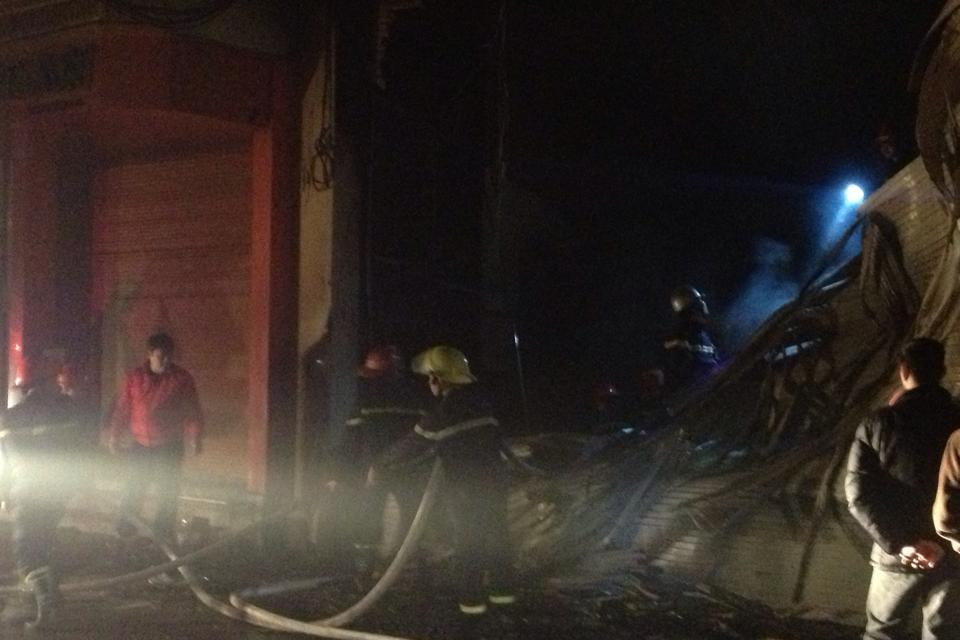 Lực lượng cứu hỏa khống chế được ngọn lửa. (Ảnh: Minh Sơn/Vietnam+)