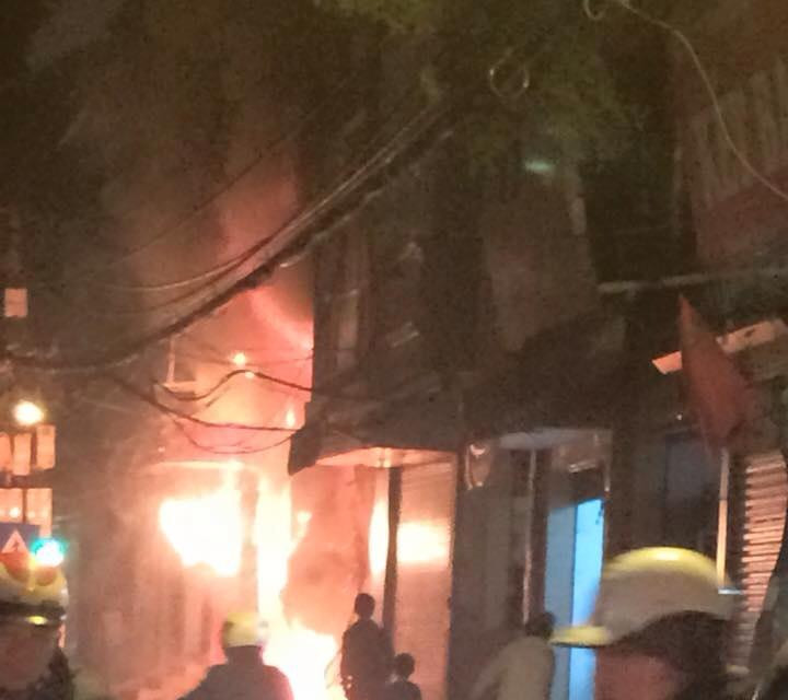 Ngọn lửa bùng lên từ tầng 1 ngôi nhà. (Ảnh: Minh Sơn/Vietnam+)