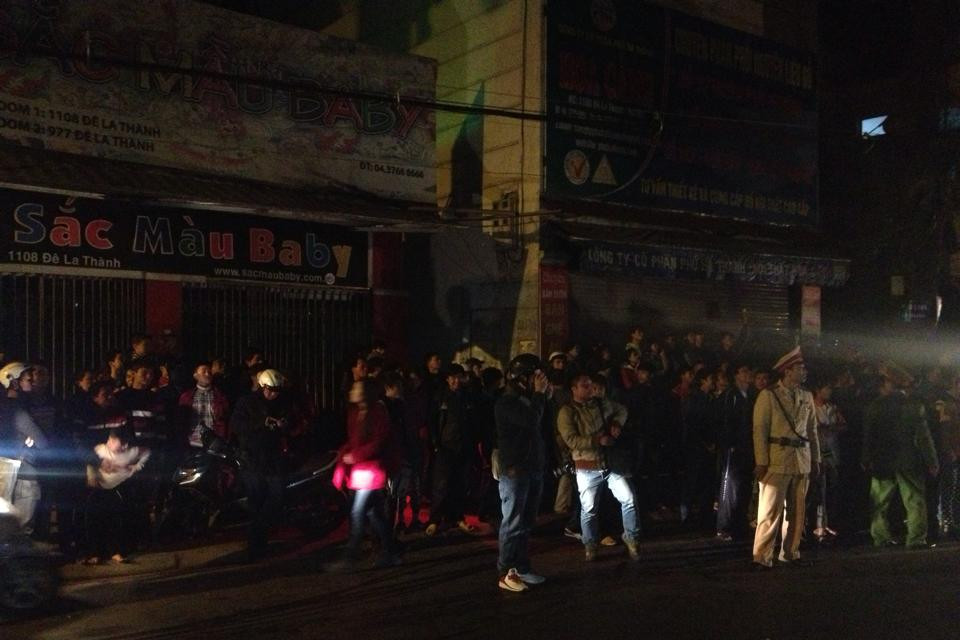 Người dân hiếu kỳ đứng xem đám cháy. (Ảnh: Minh Sơn/Vietnam+)