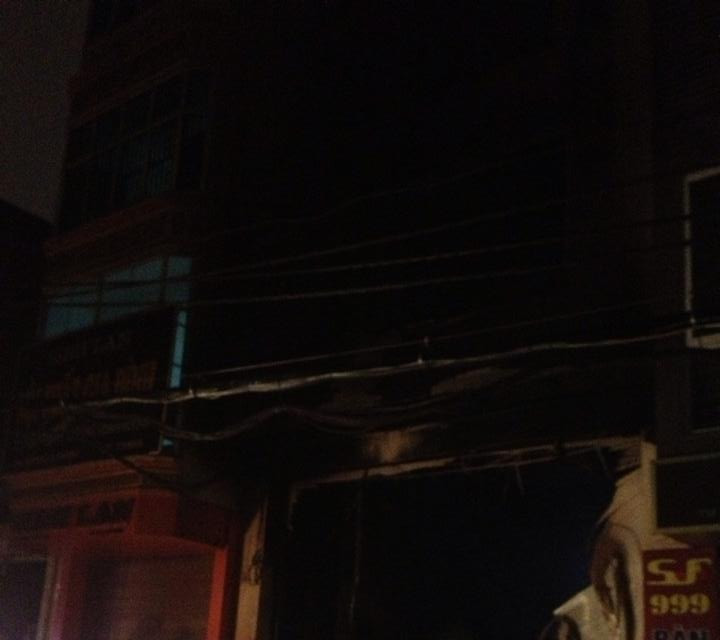 Ám khói đen kịt dưới tầng 1 ngôi nhà bị hỏa hoạn. (Ảnh: Minh Sơn/Vietnam+)