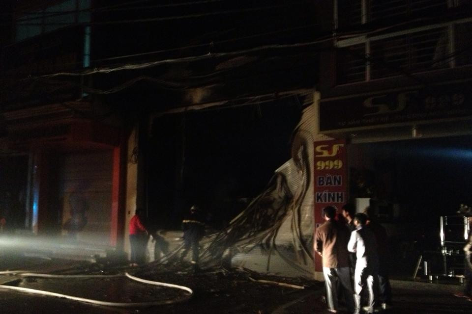 Cửa cuốn cửa hàng bị sập xuống. (Ảnh: Minh Sơn/Vietnam+)