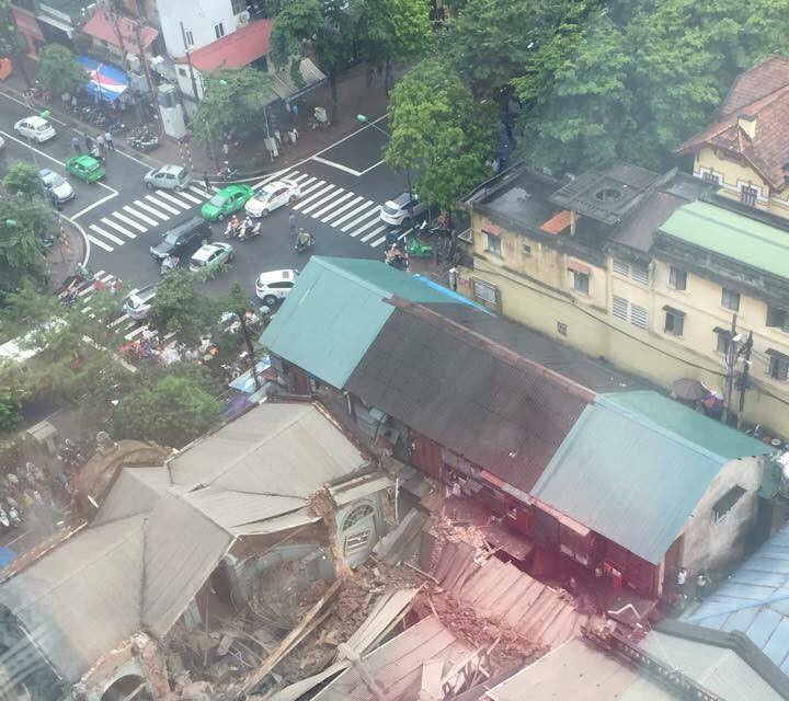 Toàn cảnh ngôi nhà bị sập. (Ảnh: Otofun)