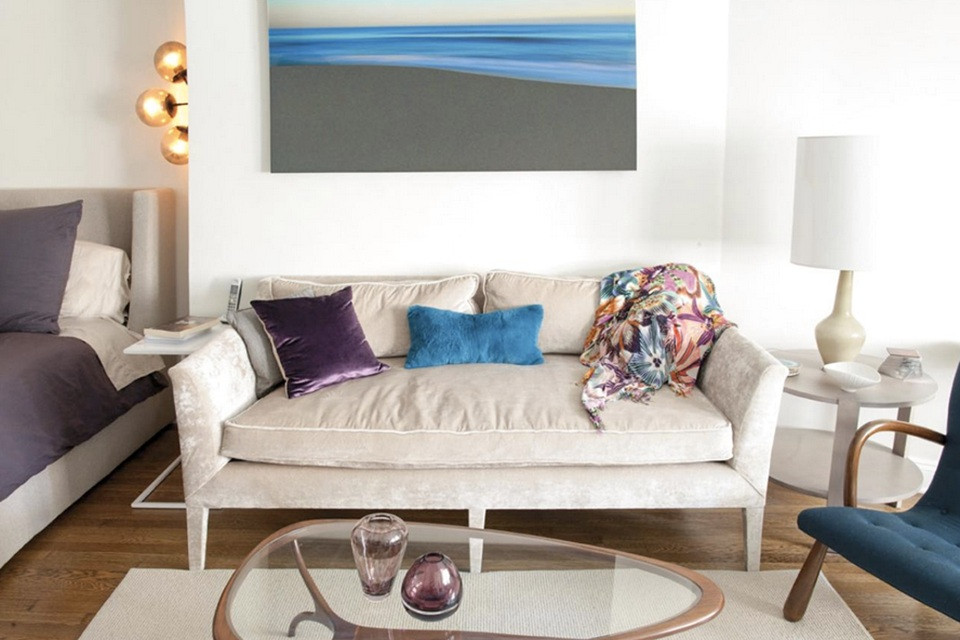 Với một không gian hiện đại và nhỏ, hãy thử một bộ sofa màu trung tính, thảm và tường màu đơn sắc cùng một số phụ kiện nhiều màu như gối hoặc tranh. (Ảnh: UMA/Vietnam+) Xu hướng: gốm kết cấu thô