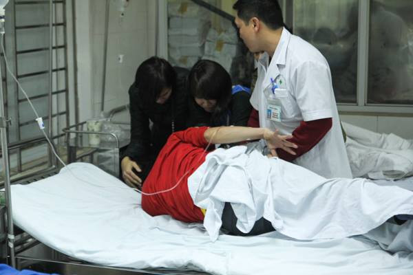 Một khách hàng mua sắm tại siêu thị có biểu hiện nặng nhất khi liên tục ói mửa rồi ngất xỉu. (Ảnh: Minh Sơn/Vietnam+)