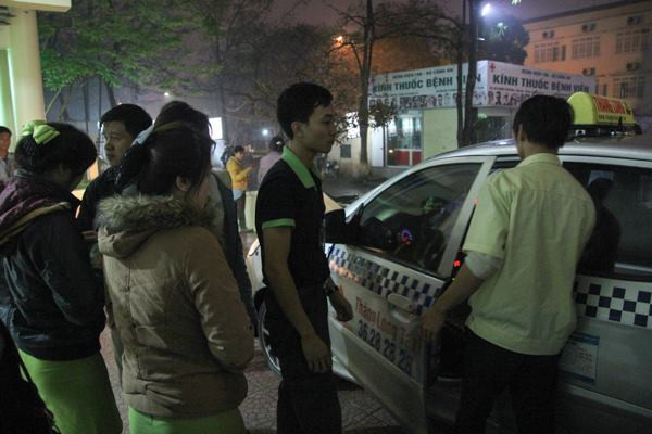 Khoảng 21h30, đã có 5 nhân viên siêu thị có biểu hiện hồi phục được đưa về. (Ảnh: Minh Sơn/Vietnam+)