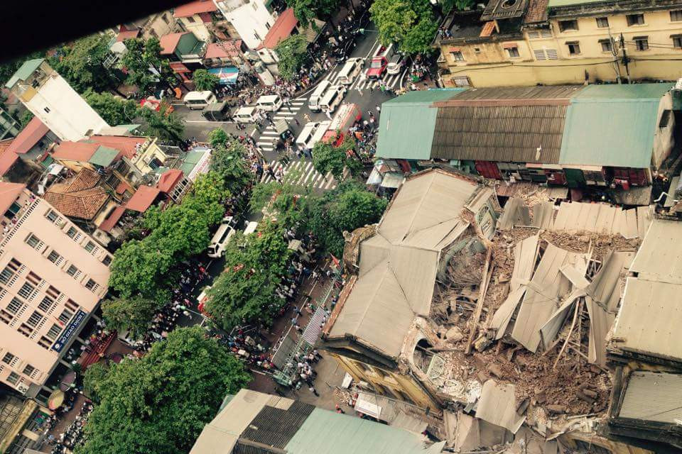 Ngôi nhà cổ bị sập, hướng nhìn ra phố Trần Hưng Đạo. (Ảnh: PV/Vietnam+)