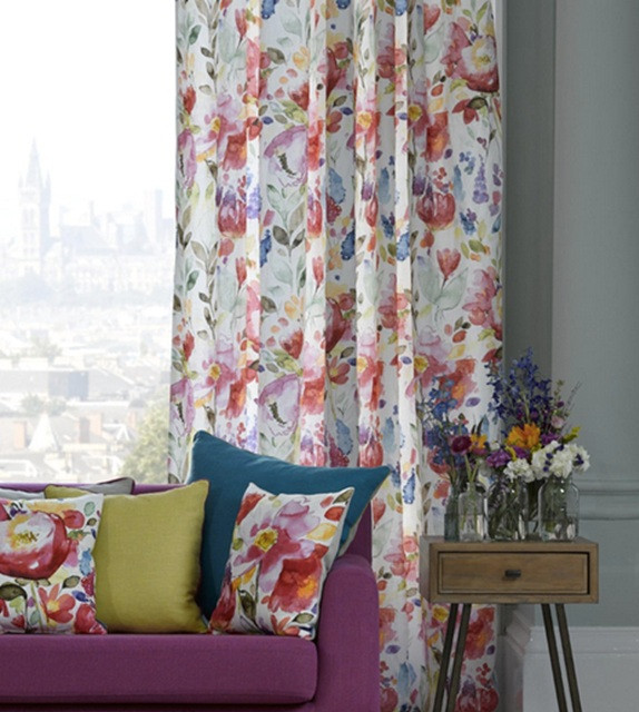 Cách dễ nhất để hợp nhất những họa tiết hoa tươi mới này vào nhà bạn là gì? Đặt thêm một chiếc gối sẽ tạo ra sự cộng hưởng nhanh chóng, hoặc tạo không khí mùa xuân với một bộ rèm treo trang trí cho cửa sổ. (Ảnh: UMA/Vietnam+) Xu hướng: Len đan nổi