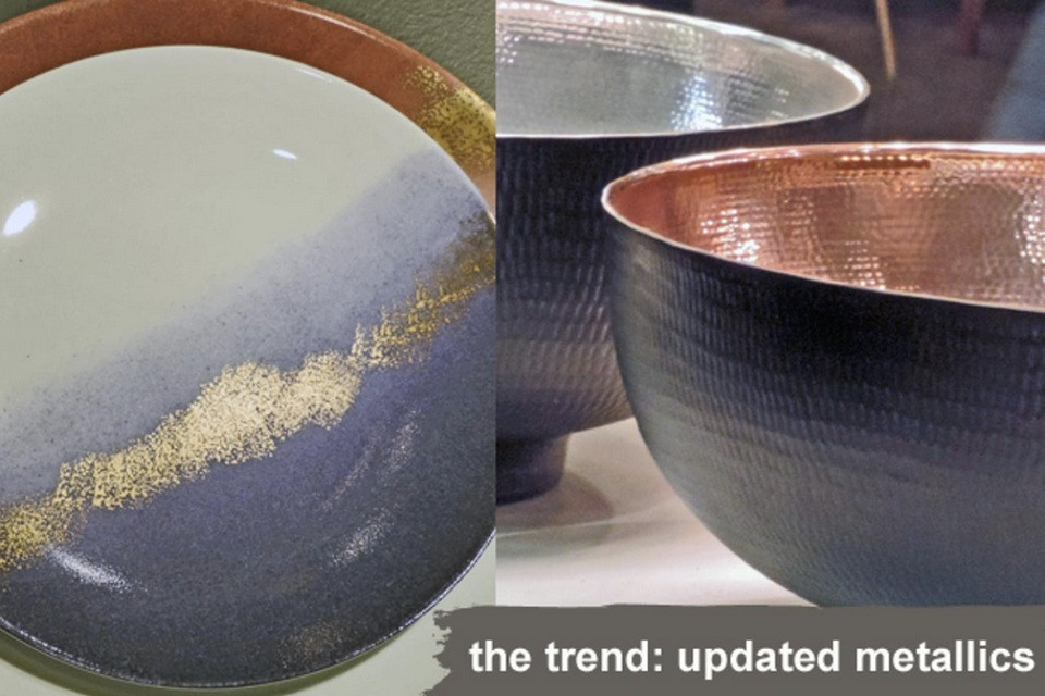 Xu hướng màu đồng vẫn còn chiếm ưu thế, nhưng mẫu màu kim loại mới nhất là sự kết hợp giữa màu sắc và ánh sáng. Những vật lấp lánh, tự nhiên được lấy cảm hứng từ màu nước như những chiếc dĩa này tại tuần lễ thiết kế Paris. (Ảnh: UMA/Vietnam+)