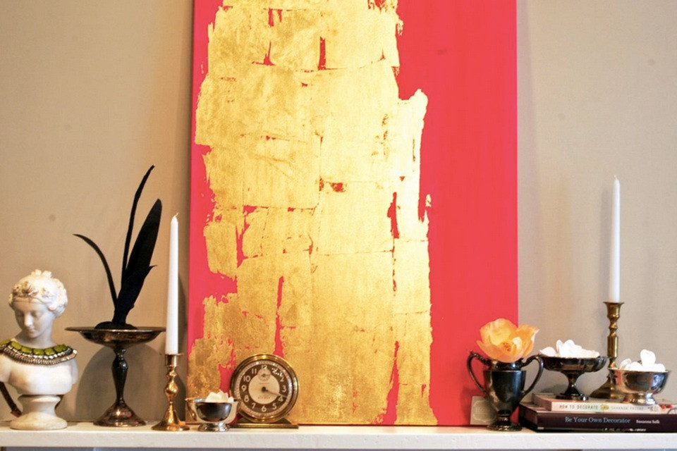 Hãy thử xu hướng metallic nhiều màu với dự án nghệ thuật DIY của riêng bạn. Tô một bức tranh với một màu sắc đậm sau đó sử dụng màu bạc hoặc đồng để làm cho nó trông sáng lung linh. (Ảnh: UMA/Vietnam+)